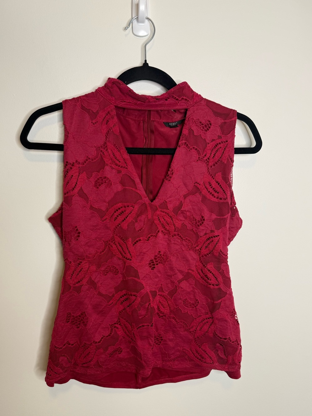 Guess Sleeveless Lace V-Neck Tank Top in Raspberry red size medium